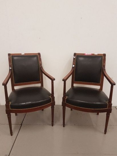 null Paire de fauteuils en bois naturel, assise en cuir noir. Style Directoire
