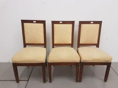 null Trois chaises en bois naturel, assise en tissu ivoire.