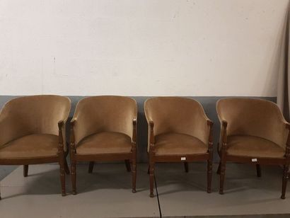 null Quatre fauteuils en bois naturel, assise en velours taupe.