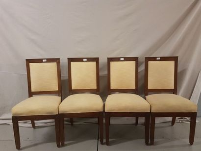 null Quatre chaises en bois naturel, assise en tissu jaune pâle.