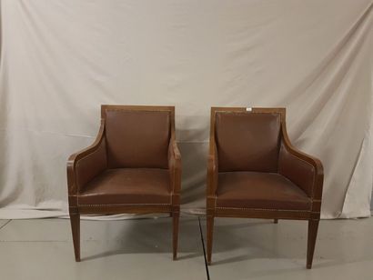 null Paire de fauteuils en bois naturel, assises façon cuir marron