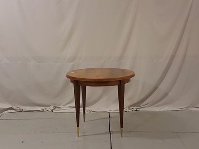null Petite table ronde en bois naturel, reposant sur quatre pieds fuselés. H : 70cm...