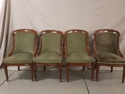 null Quatre fauteuils en bois naturel, recouverts de velours vert (un tissu couleur...