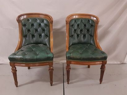null Deux fauteuils confortables en bois naturel, assises en cuir capitonné vert...