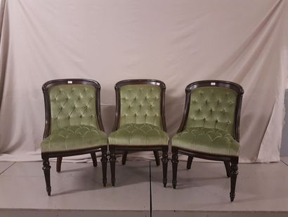 null Trois fauteuils en bois naturel noirci, asises en velour capitonné vert clair....