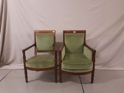 null Deux fauteuils en bois naturel, assises en velours vert. Style Empire.