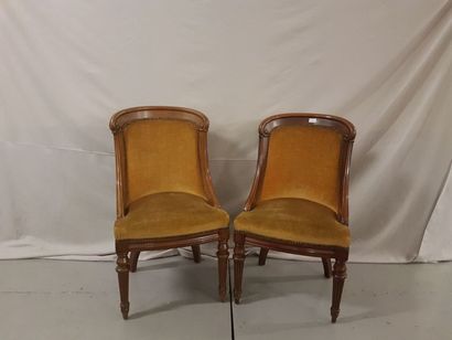 null Deux fauteuils en bois naturel, assises en velours couleur moutarde. Style 1ère...