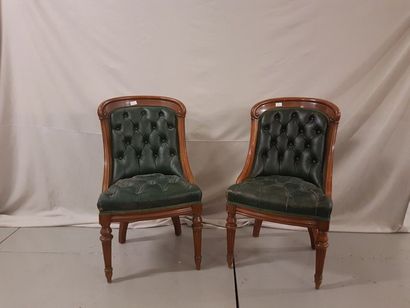 null Deux fauteuils en bois naturel, assises en cuir capitonné vert foncé.