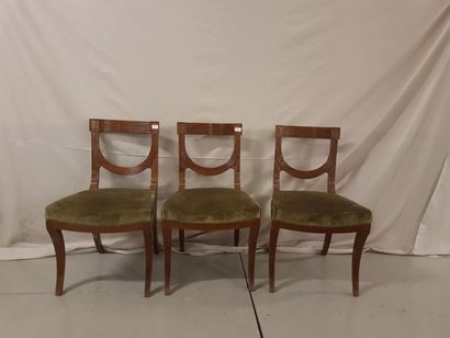 null Trois chaises en bois naturel, assises en velours vert. Style Art Déco.