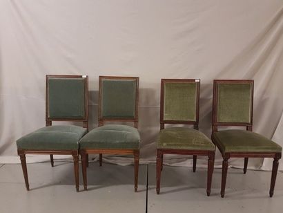null Quatre chaises en bois naturel. Style Louis XVI. Assises en velours vert (deux...