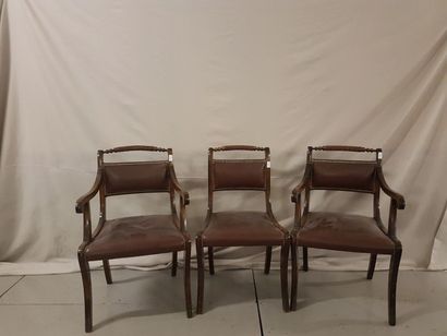 null Deux fauteuils et une chaise en bois naturel, assises en cuir marron. Style...
