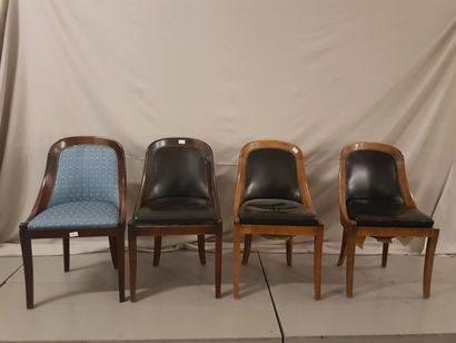 null Quatre chaises gondole en bois naturel, une assise en tissu bleu, trois assises...