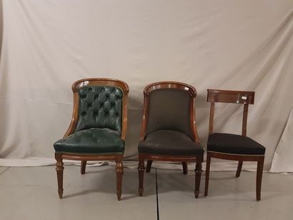 null Lot de trois sièges : une chaise en bois naturel Style 1ere moitié du XIXe siècle,...