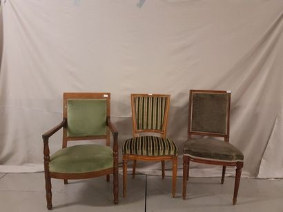 null Lot de trois sièges : un fauteuil en bois naturel assise en velours vert, deux...