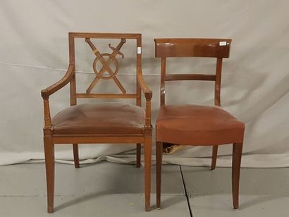 null Un fauteuil en bois naturel, assise en cuir marron, style Empire et une chaise...