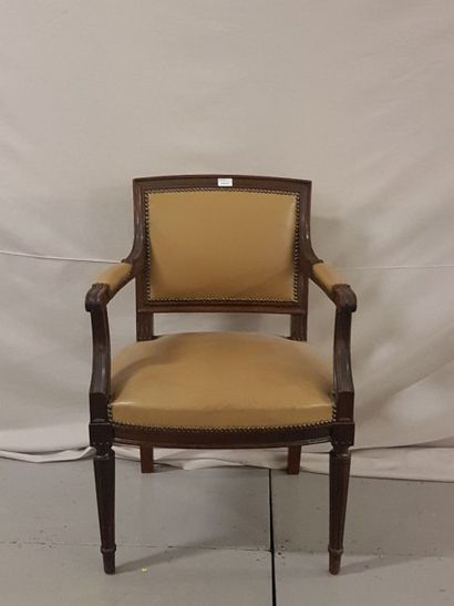 null Un fauteuil en bois noirci, assise en tissu beige. Style Louis XVI