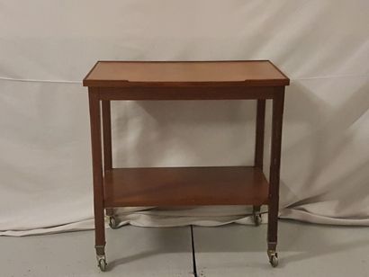 null Table roulante à deux niveaux en bois naturel. H : 70 cm - L : 70cm - P : 39...