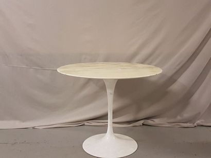 null KNOLL INTERNATIONAL table ronde, dessus de marbre blanc. H : 71,5cm - Diamètre...