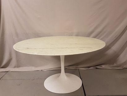 null KNOLL INTERNATIONAL table ronde, dessus de marbre blanc. H : 71,5cm - Diamètre...