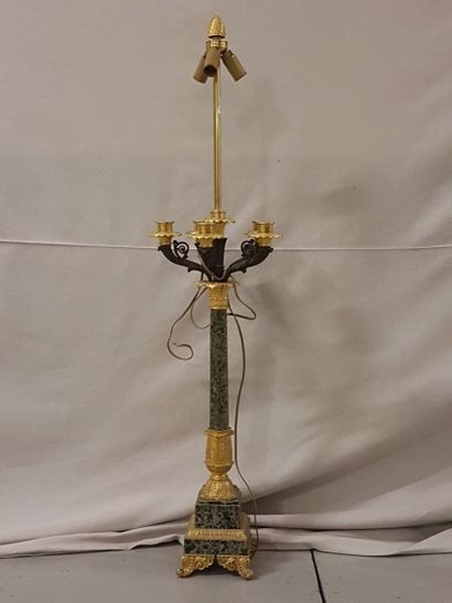 null Lampe, pied colonne en marbre vert, ornementaions de bronze doré. H : 55cm