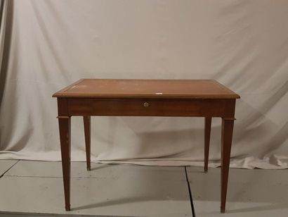 null Petit bureau en bois naturel, un tiroir en ceinture, dessus de cuir marron....