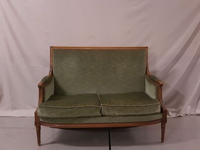 null Canapé en bois naturel, Style Louis XVI, recouvert de velours vert. H : 94 cm...