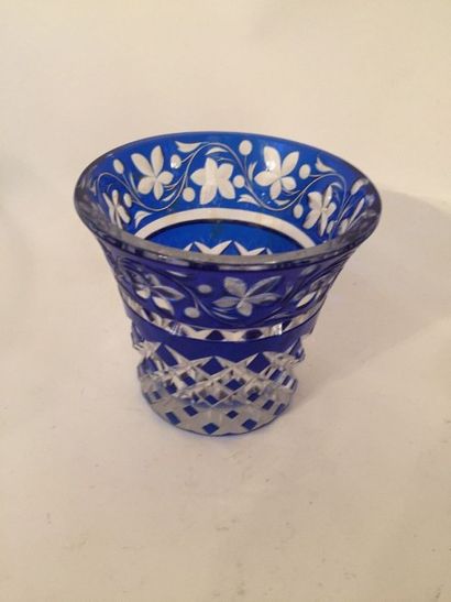 null Petit vase en cristal taillé blanc et bleu, moderne.