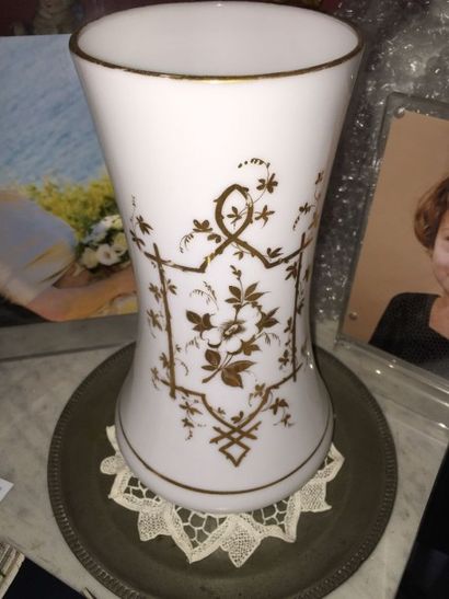 null Vase en verre opalin à décor doré de fleur dans une réserve, XIXe siècle, H.:...
