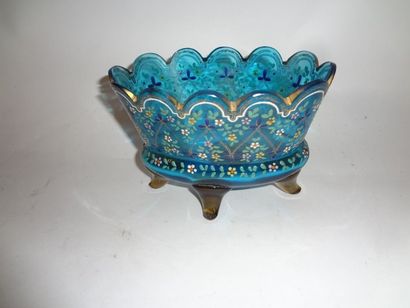 null Cache-pot en verre bleu à décor polychrome émaillé, fin XIXe siècle, H.: 11...