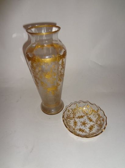 null Vase en verre à décor à l'or de rubans noués et guirlandes de fleurs, début...