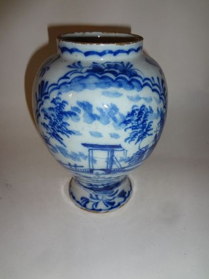 null DELFT - Vase en faïence à décor chinoisant en camaïeu bleu, XVIIIe siècle, H.:...