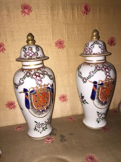 null Paire de petits vases couverts en porcelaine à décor aux armes sous couronne...