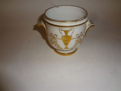 null Petit pot en porcelaine blanche à décor à l'or de vases antiques, reproduction...