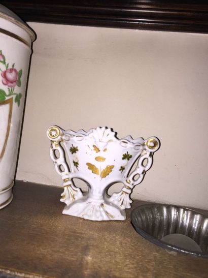 null Petit vase d'église en porcelaine blanche et or à décor de feuilles de chêne,...