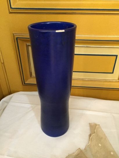 null MADOURA Vallauris, vase en céramique bleue, marque en creux au dessous, vers...