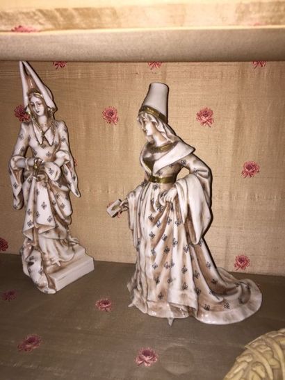 null Deux sujets en porcelaine et or "Deux femmes vêtues de robes ornées de fleurs...