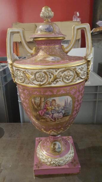 null Dans le goût de Sèvres, grand vase en porcelaine à fond rose, à décor de paysage.H...