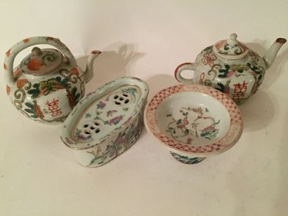null Deux petites théières en porcelaine polychrome, Chine, XIXe siècle (accidents),...