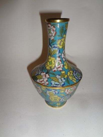 null Petit vase en émaux cloisonnés à décor polychrome de fleurs sur fond bleu, Chine,...