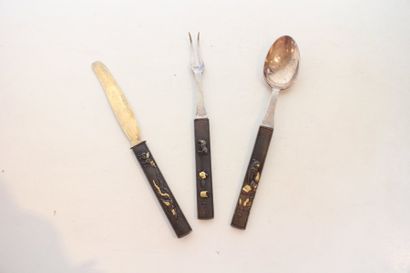 null Set de 3 pièces : Couteau – fourchette – cuillère en métal doré, manches en...