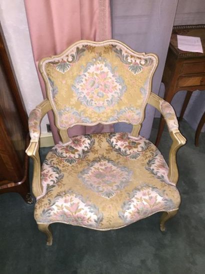 null Fauteuil et chaise en bois laqué beige, style Louis XV. Garnis d'un tissu brocard...