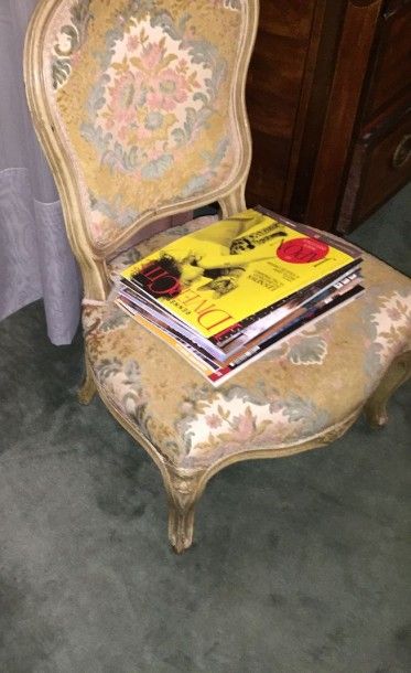 null Fauteuil et chaise en bois laqué beige, style Louis XV. Garnis d'un tissu brocard...