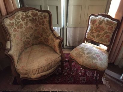 null Lit de repose, fauteuil et bergère en bois naturel mouluré, style Louis XV,...