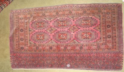 null Petit tapis à fond rouge à décor de quatre médaillons octogonaux, BOUKHARA,...