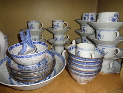 null Lot de vaisselle dépareillée en porcelaine bleu et blanc, dans le gout chin...