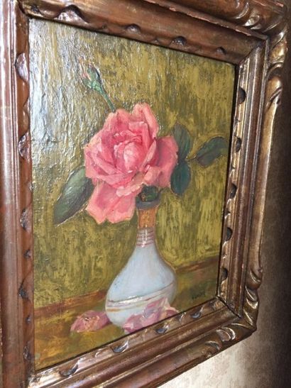 null HAMON (Ecole XXe siècle) "Rose dans un vase en opaline" Huile sur panneau, signée...