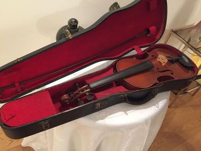 null Violon et archet son signé. Le violon porte une fausse étiquette Stradivari...