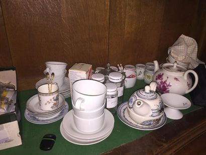 null lot de vaisselle dépareillée:

a. partie de service en porcelaine de Haviland,...