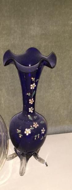 null Vase en verre bleu à décor de fleurettes émaillées, fin XIXe siècle