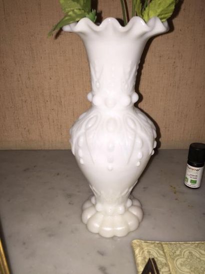 null Vase en verre blanc, col forme corolle